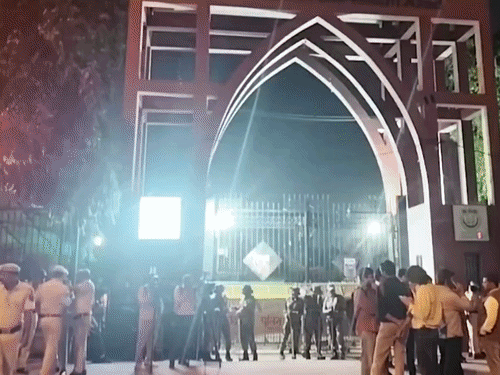 जामिया यूनिवर्सिटी की दीवारों पर फ्री कश्मीर-फ्री शर्जील के नारे:विश्व हिंदू परिषद बोला- भारत विरोधी गतिविधियों का अड्डा नहीं बनने देंगे; पुलिस तैनात