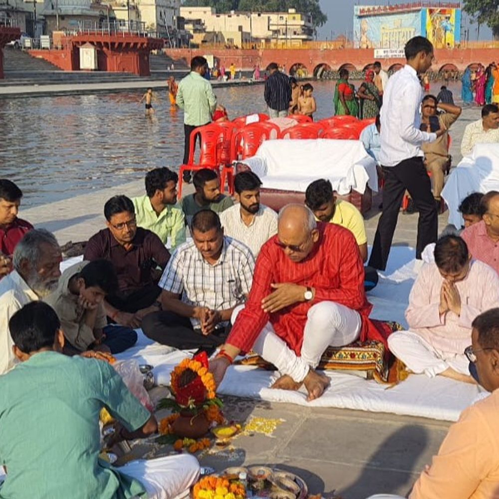 10वें दीपोत्सव के लिए राम की पैड़ी पर हुआ भूमिपूजन:अवध यूनिवर्सिटी के कुलपति विजेंद्र सिंह ने वैदिक मंत्रोच्चार के बीच भूमिपूजन किया