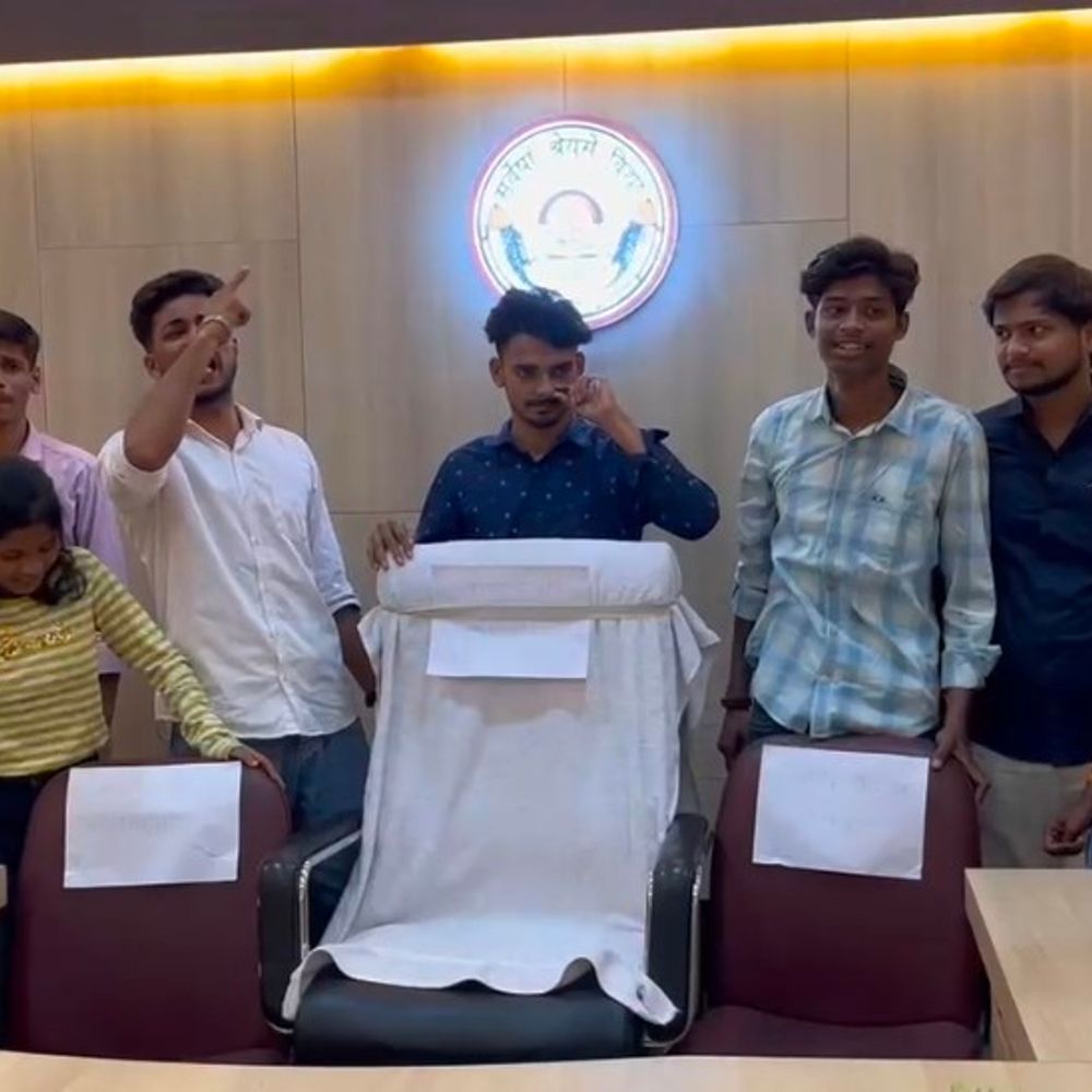एनरोलमेंट नंबर न मिलने की वजह से छात्र परेशान:ABVP ने प्राचार्य और चीफ प्रॉक्टर के न मिलने पर लगाया 'लापता' होने का पोस्टर