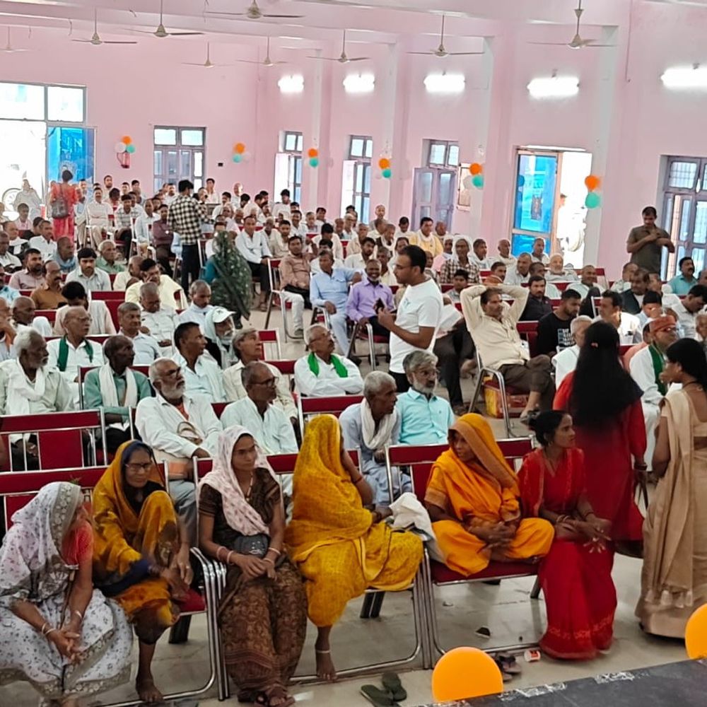 किसानों को समय पर खाद-बीज और बिजली मिले:डीएम ने दिए निर्देश, आधुनिक खेती और सरकारी योजनाओं पर हुई चर्चा