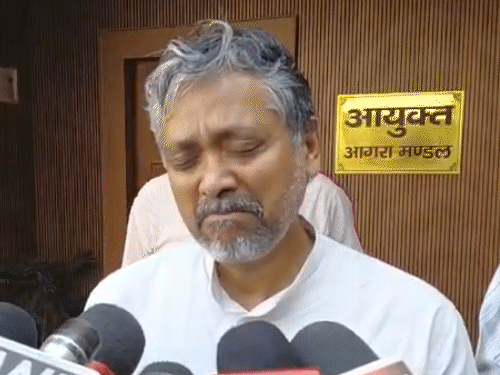 सपा MLC के रोने के बाद दोबारा वोटिंग की सिफारिश:आगरा डीएम ने कहा- 3 बूथ की वोटिंग कैंसिल हो; MLC बोले थे- मुस्लिम बन जाऊंगा