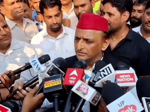 अखिलेश के वोटर लिस्ट में गड़बड़ी वाले आरोप सही निकले:चुनाव आयोग ने 5 BLO समेत 6 कर्मचारियों को सस्पेंड किया