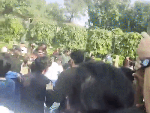 जामिया यूनिवर्सिटी में स्टूडेंट 13वें दिन भी भूख हड़ताल पर:छात्रों ने गार्ड्स से मारपीट की; क्लासेस ऑनलाइन मोड पर शिफ्ट