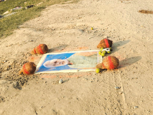 मऊ में पीएम मोदी की तस्वीर के साथ टोना-टोटका:दोहरीघाट के श्मशान में फोटो पर नींबू नारियल, सिंदूर मिला; चार हिरासत में