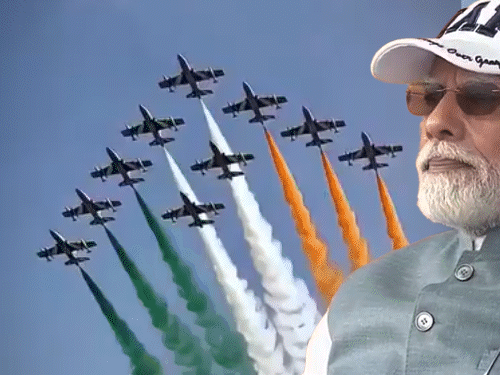100 विमानों और हेलिकॉप्टरों ने दिखाए करतब:काशी में 15 लाख लोगों के साथ मोदी ने पावर शो देखा, इशारे से किया ‘जय हिंद’, VIDEO