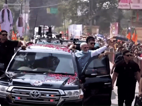 एयर शो के आखिरी दिन पीएम मोदी का भव्य स्वागत:चिनूक, राफेल, सुखोई ने दिखाए करतब, तस्वीरों में देखिए नजारें