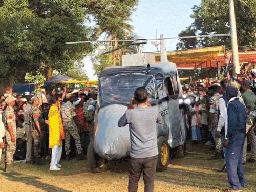 बस्तर दशहरा मेला...अमित शाह के आगमन की झांकी बनी आकर्षण:हेलीकॉप्टर मॉडल देखने उमड़ी भीड़, महीनेभर की मेहनत से तैयार की झांकी; सांसद-विधायक भी पहुंचे
