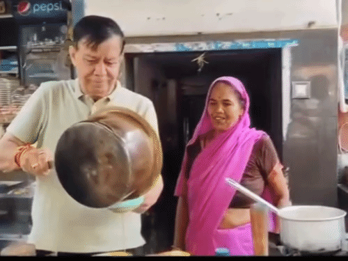 यूपी विधानसभा अध्यक्ष सतीश महाना ने दुकान पर बनाई चाय:कार्यकर्ताओं को पिलाई, दुकानदार के पैर छूकर बोले- आप हमारी बहन हैं