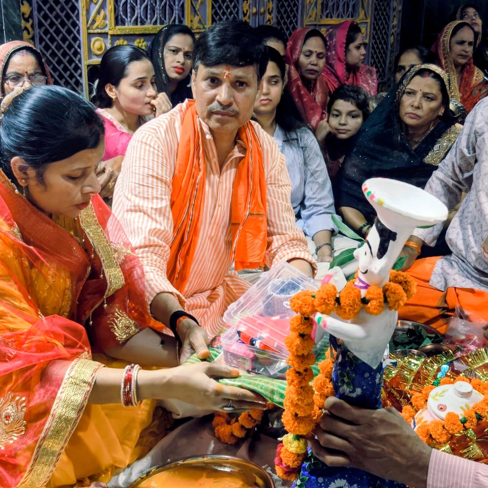 औरैया में झेंझी टेसू विवाह कार्यक्रम:रामजानकी गेस्ट हाउस से निकली बारात, रीति रिवाजों के साथ निभाईं रस्में
