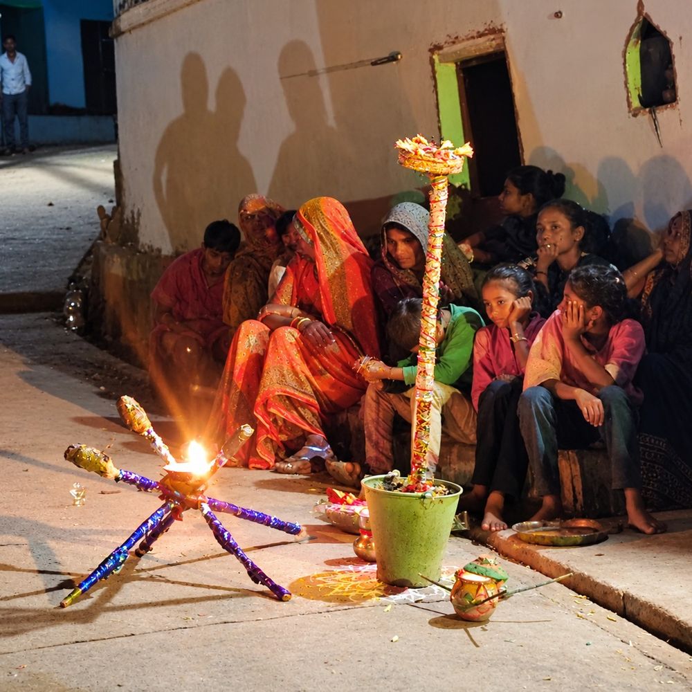 हमीरपुर में टेशू झिंझिया का विवाह समारोह:बेरी गांव से निकली राछरी, जीवंत हुई बुंदेलखंड की प्राचीन संस्कृति