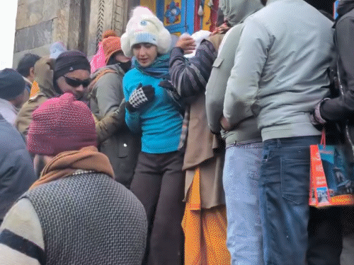 सारा अली खान ने किए बाबा केदारनाथ के दर्शन:बर्फबारी के बीच ठिठुरीं; मंदिर अधिकारियों से बनाई दूरी