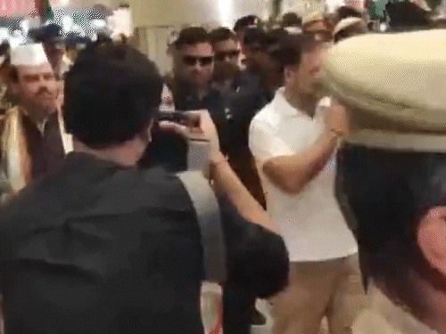 राहुल गांधी के काफिले के साथ चल रहीं गाड़ियां टकराईं:राहुल सुरक्षित; सुल्तानपुर जाते वक्त पूर्वांचल एक्सप्रेस-वे पर हादसा