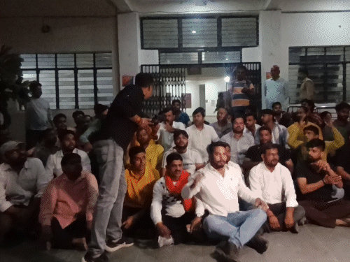लखनऊ में भाजपा कार्यकर्ताओं का थाने पर 6.5 घंटे हंगामा:विरोध प्रदर्शन कर पुलिस के खिलाफ की नारेबाजी, जमीन पर बैठकर खाई रोटी-सब्जी