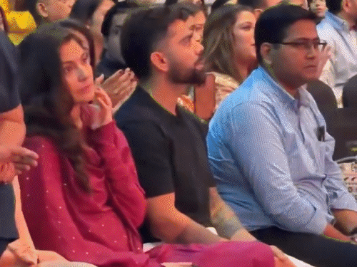 विराट-अनुष्का मुंबई में भजन कॉन्सर्ट में झूमे, VIDEO:अब तक 8 बार वृंदावन जाकर संत प्रेमानंद से मिल चुके