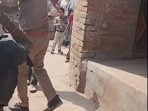 मकान विवाद में होमगार्ड और परिजनों ने की मारपीट:कारीगर को बचाने आई महिलाओं को भी पीटा, कार्रवाई की मांग