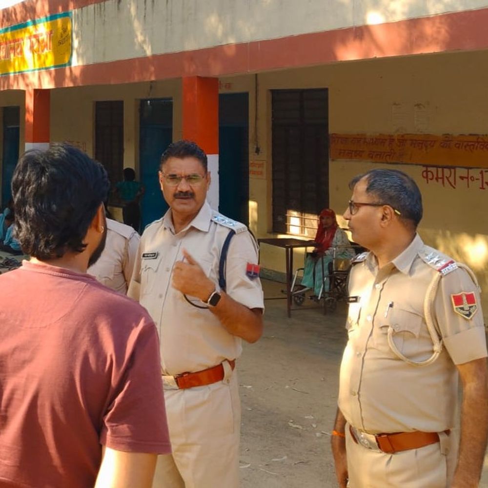 कौलारी में मतदान केंद्रों का पुलिस ने किया निरीक्षण:व्यवस्थाओं और सुरक्षा से जुड़ी चीजें परखी, लोगों से भयमुक्त होकर वोट डालने की अपील