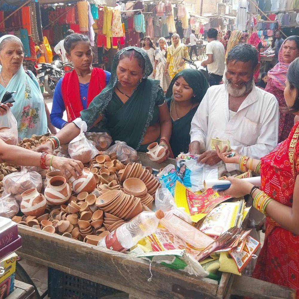 करवा चौथ पर हाथरस के बाजार गुलजार:सुहागिन महिलाओं ने की जमकर खरीदारी, महंगाई का नहीं दिखा असर