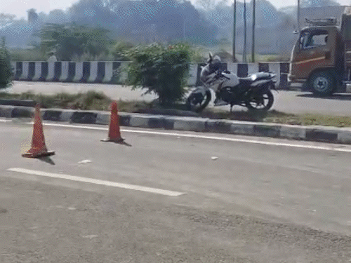 लखनऊ में फॉर्मेलिन से भरा टैंकर पलटा, 5km तक असर:15 घंटे बाद भी किसान पथ की एक लेन बंद, सड़क पर मिट्टी डालकर निस्तारण जारी