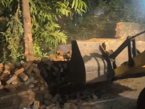 लखनऊ ट्रिपल मर्डर के हत्यारोपी के घर की बाउंड्री गिराई:LDA ने शाम को सील किया था; मां ने कहा था- हत्यारों को खत्म कर दो