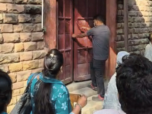 प्रयागराज में 200 छात्र बैरिकेडिंग तोड़कर शिक्षा निदेशालय में घुसे:कुर्सियां तोड़ीं, बोले- TGT भर्ती का वादा मिला, लिखित आदेश नहीं