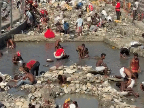 हरिद्वार में सूखी गंगा में चांदी-सोना ढूंढ रहे लोग:बोले- हर साल गंगा बंदी का इंतजार करते हैं, पानी नहीं मिलने से श्रद्धालु हो रहे निराश