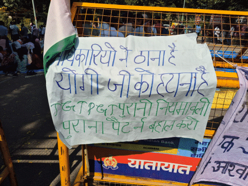 TGT भर्ती के लिए धरना दूसरे दिन भी जारी:प्रयागराज में छात्र शिक्षा निदेशालय के गेट पर डटे, कहा-आश्वासन मिला, लिखित आदेश नहीं