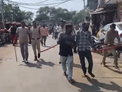 काम दिलाने का झांसा देकर महिला से दुष्कर्म...दोनों आरोपी गिरफ्तार:पुलिस ने निकाला जुलूस, सरेराह पाइपों से की पिटाई; युवती को छोड़ गए थे श्मशान के पास