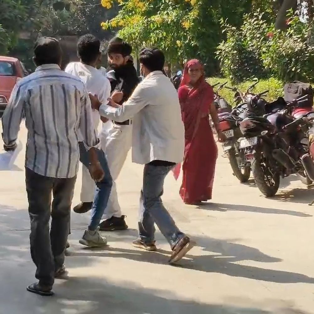 अमरोहा जिला अस्पताल में दवा लेने आए मरीज से मारपीट:मामूली कहासुनी के बाद दूसरे व्यक्ति ने पीटा, पुलिस जांच में जुटी