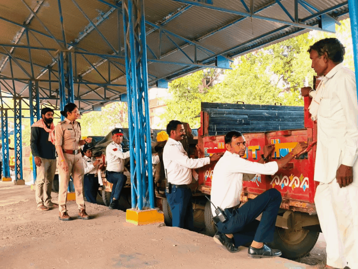 हरदा में 450 ट्रैक्टर-ट्रॉलियों पर लगाए रेडियम टेप:  रात में हादसे रोकने के लिए यातायात पुलिस का अभियान; किसानों को किया जागरूक – Harda News