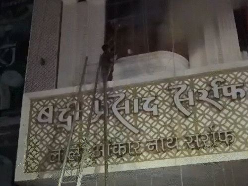 लखनऊ में बद्री प्रसाद सर्राफा शोरूम में भीषण आग:10 दमकल गाड़ियों ने पाया काबू, तिजोरी में रखे जेवर सुरक्षित
