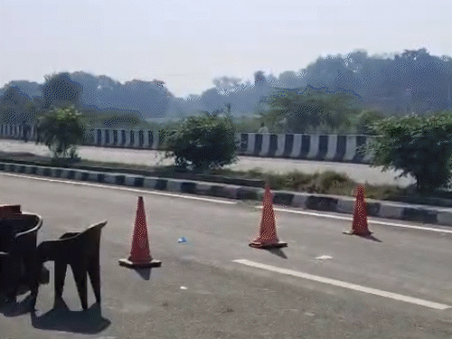 केमिकल टैंकर पलटने के 24 घंटे बाद भी हाईवे बंद:लोगों को रॉन्ग साइड लौटाया जा रहा, 20 हजार की आबादी को आंखों में जलन और सांस की परेशानी
