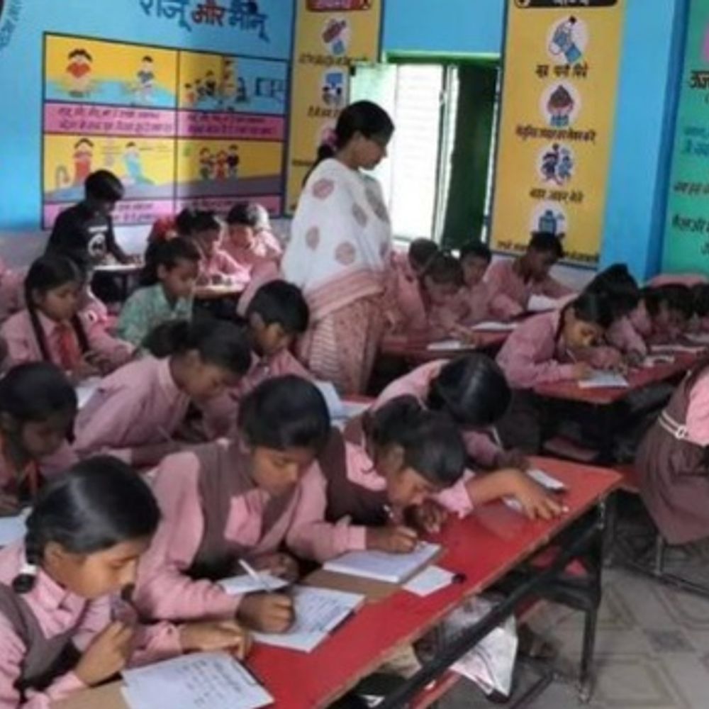 यूपी की बड़ी खबरें:यूपी की परिषदीय स्कूलों में 17 नवंबर से अर्द्धवार्षिक परीक्षाएं: कक्षा 1 का मौखिक, कक्षा 2-8 तक 50 अंकों का होगा लिखित पेपर