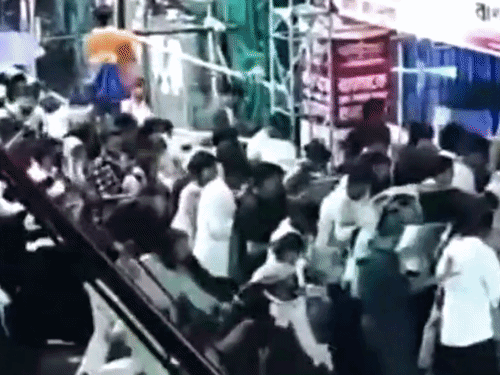 कोलकाता पुलिस बोली- कपड़े-मेकअप बचाने के चक्कर में भगदड़ मची:महिलाएं बारिश से बचने के लिए गेट पर जमा हुईं; दुर्गा पंडाल में 19 की मौत