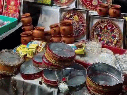 करवा चौथ पर शाम तक सजी रहीं दुकानें:सफेद गजरे की सबसे ज्यादा डिमांड; दुकानदार बोलें- बारिश से बिक्री प्रभावित