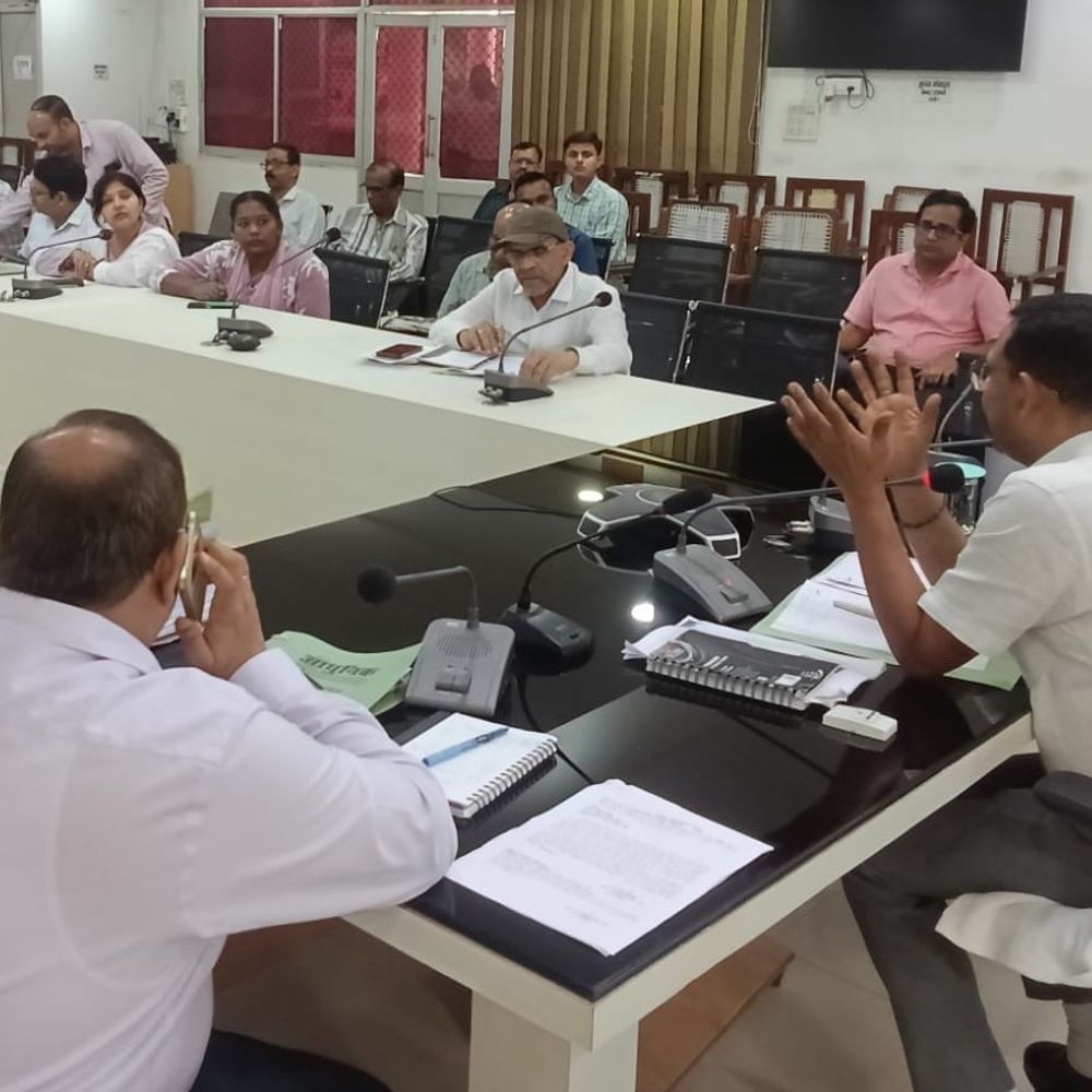 18 साल के युवाओं के नाम मतदाता सूची में जुड़ेंगे:हमीरपुर में शिक्षण संस्थानों में चलेगा अभियान, डीएम ने दिए निर्देश
