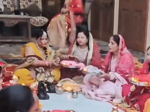 श्रावस्ती में पंजाबी समाज की महिलाओं ने मनाया करवाचौथ:सोलह श्रृंगार कर कथा सुनकर पति की लंबी उम्र की कामना की