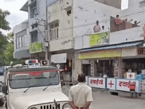 बुजुर्ग की हत्या के बाद छत पर ही की नॉनवेज-पार्टी:नशे में थे सभी 40 दोस्त; पड़ोसी बोले-कैसे जलाया, न बदबू आई, न आग दिखी