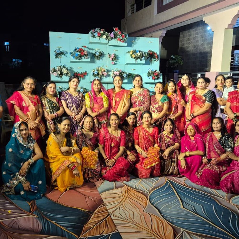 डूंगरपुर में महिलाओं ने चांद देखकर खोला करवाचौथ का व्रत:सामूहिक पूजा की, पति की लंबी उम्र और सुखी वैवाहिक जीवन की कामना की