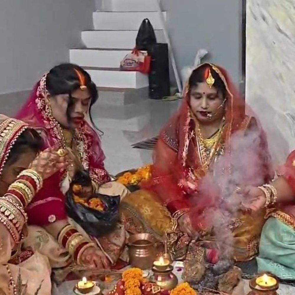 हमीरपुर में करवा चौथ का पर्व:बारिश के बाद छलनी से देखा चांद, आरती उतारकर सुहागिनों ने खोला उपवास