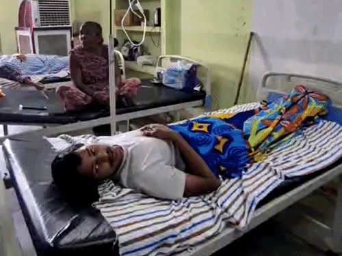 मंगलपुर गांव के लोग गहने बेचकर करा रहे इलाज:किसी ने 60 हजार तो किसी ने 40 हजार रुपए खर्च किए, महामारी से रोजगार पर संकट