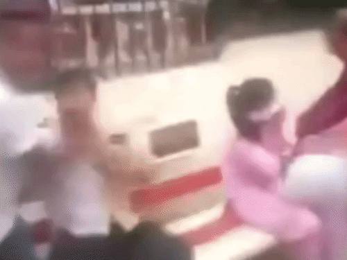 करवाचौथ पर प्रेमी भर रहा था मांग, तभी पहुंचा पति:शाहजहांपुर में मायके जाने की बात कहकर घर से निकली थी