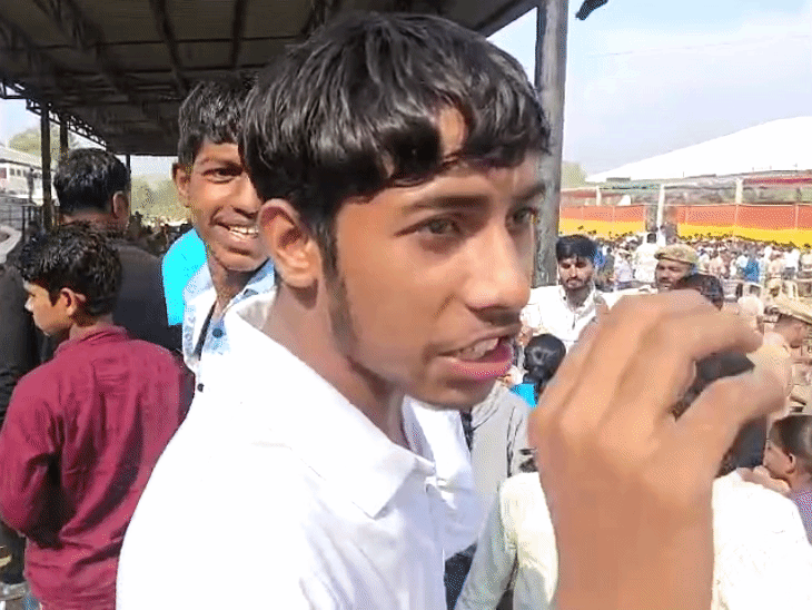 एशियन गेम्स विजेताओं के सम्मान समारोह में खाने की होड़:स्टूडेंट प्लेट दिखाकर बोले-यहां कुछ नहीं मिला; 128 खिलाड़ियों को ₹185 करोड़ मिले
