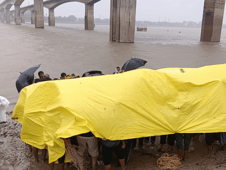 बलिया में एक साथ उठी मां-बेटे की अर्थी:घायल तीसरे शख्स ने भी तोड़ा दम, गाजीपुर में 30 फीट से गिरी थी स्कॉर्पियो