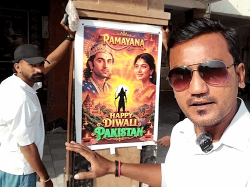 पाकिस्तान के मंदिर में लगा ‘रामायण’ का पोस्टर:लोगों ने ‘जय श्री राम’ के नारे भी लगाए, फिल्म को ऑस्कर मिलने की प्रार्थना की