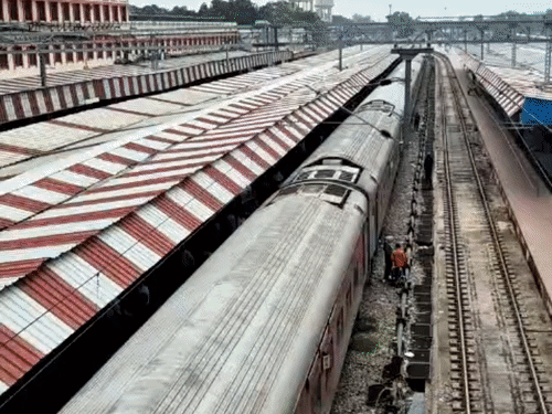 पूर्वोत्तर रेलवे करेंगा 2 मेमू ट्रेनों का उद्घाटन:वाराणसी कैंट और प्रयागराज के लिए शुरू होंगी नई मेमू ट्रेनें