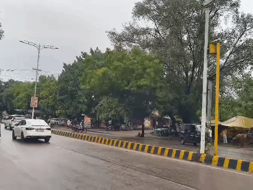 गाजियाबाद में आज तेज बारिश का अलर्ट:रुक रुककर हवा बह रही, आसमान में बादल,टेम्प्रेचर 24°C