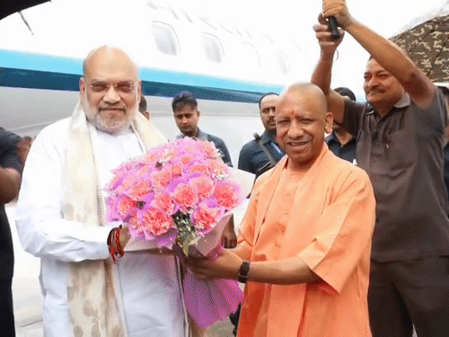 गृहमंत्री शाह के स्वागत में लाइन से खड़े हुए मंत्री-नेता:पटका-शॉल, बुके से भव्य स्वागत, चुनाव की तैयारियों के लिए लखनऊ में होगी बैठक