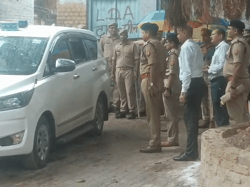 ट्रिपल मर्डर के पीड़ित परिवार से मिलने पहुंचे डीजीपी:मृतक की पत्नी बोलीं- गोली मारने वाले को फांसी, फरार चाचा-बहन का एनकाउंटर हो