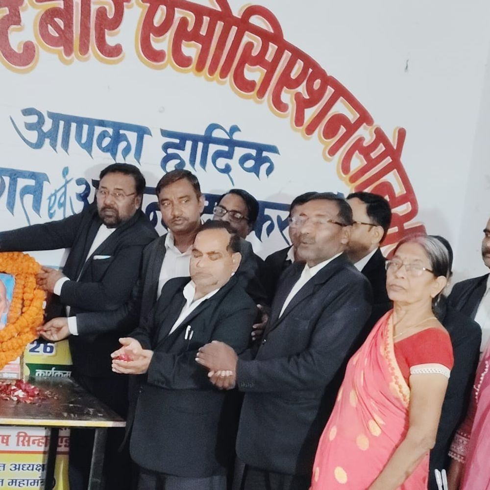 सोनभद्र में अधिवक्ताओं ने पटेल की जयंती मनाई:151वीं जयंती पर चित्र पर माल्यार्पण किया, देश की एकता में उनके योगदान को याद किया