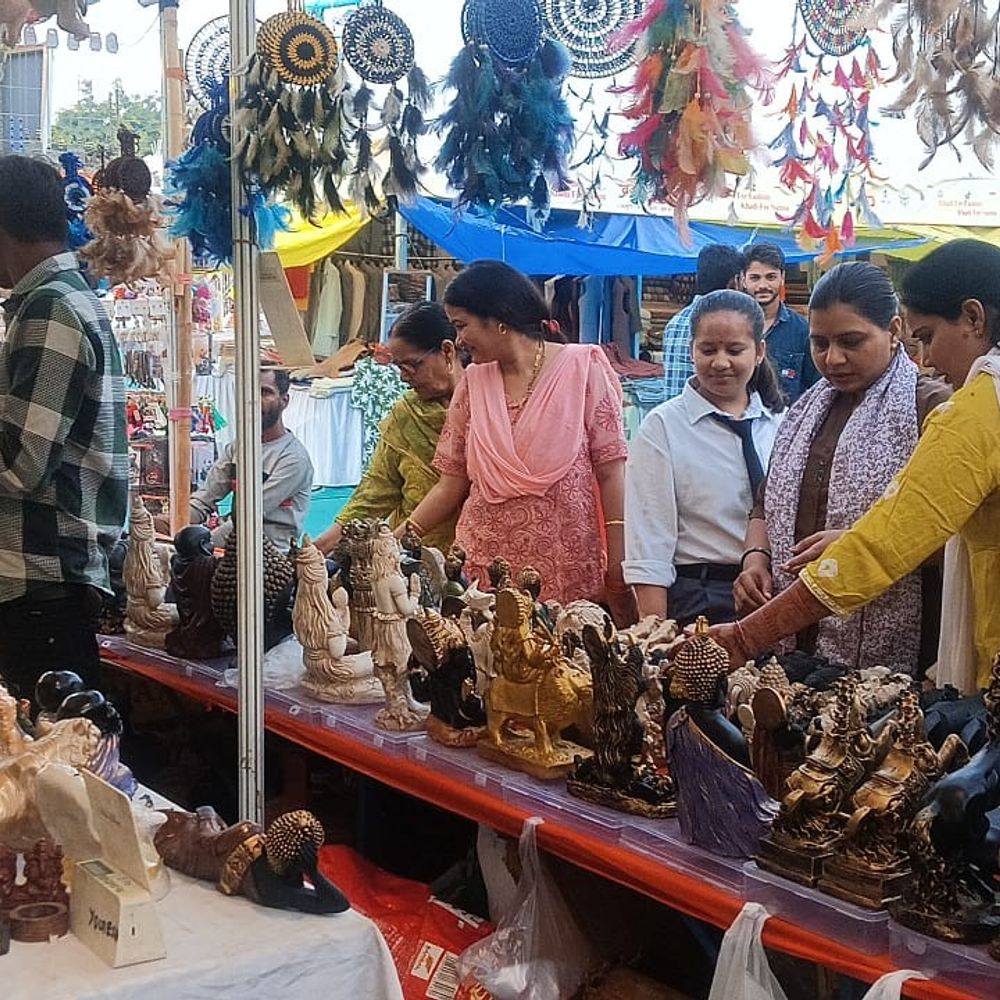 ब्रजरज उत्सव के बाजार में देशभर के उत्पाद सजे:हिमाचल की शॉल, त्रिपुरा के बांस के लैंप और राजस्थान के 56 तरह के अचार लोगों को आकर्षित कर रहे